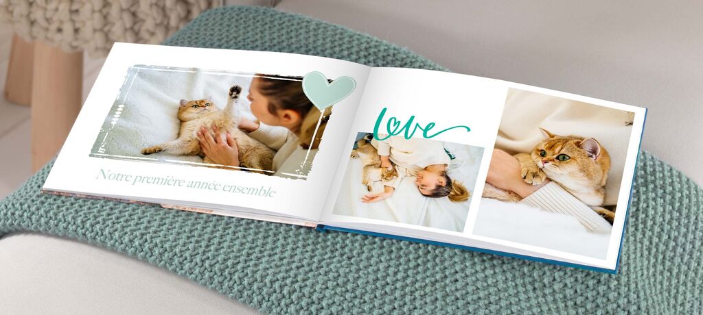 Un album photo ouvert avec des images d'une personne caressant un chat et un court texte "amour".