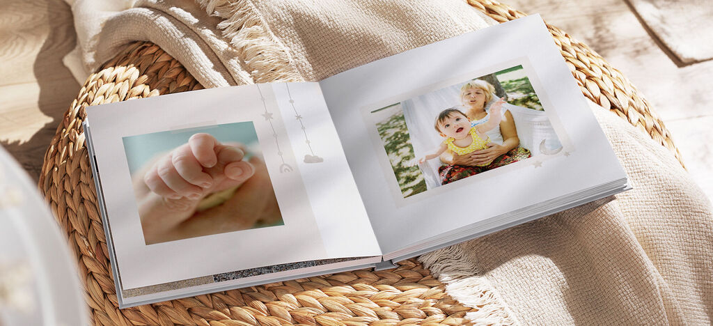 Livre photo ouvert avec des photos de bébé et une mère avec son enfant sur une couverture.