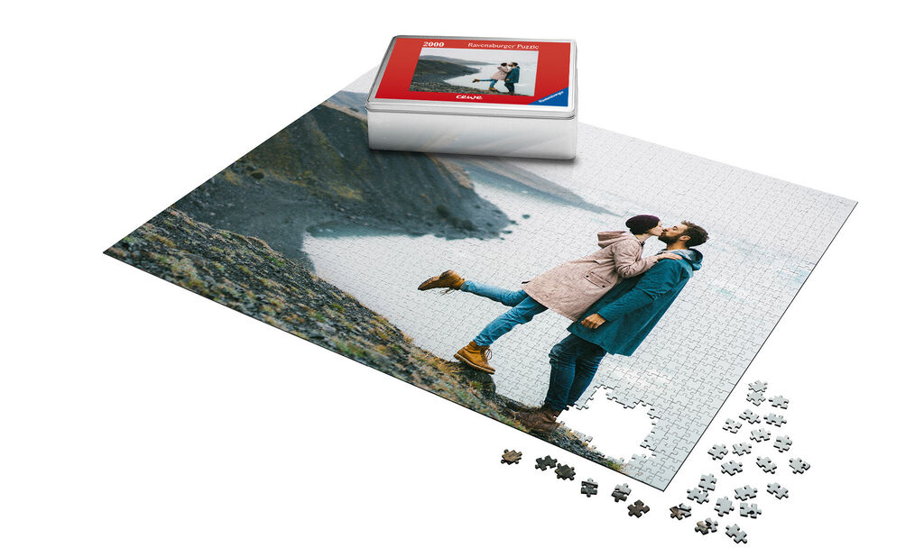 Un couple s'embrasse devant un paysage côtier sur un puzzle.