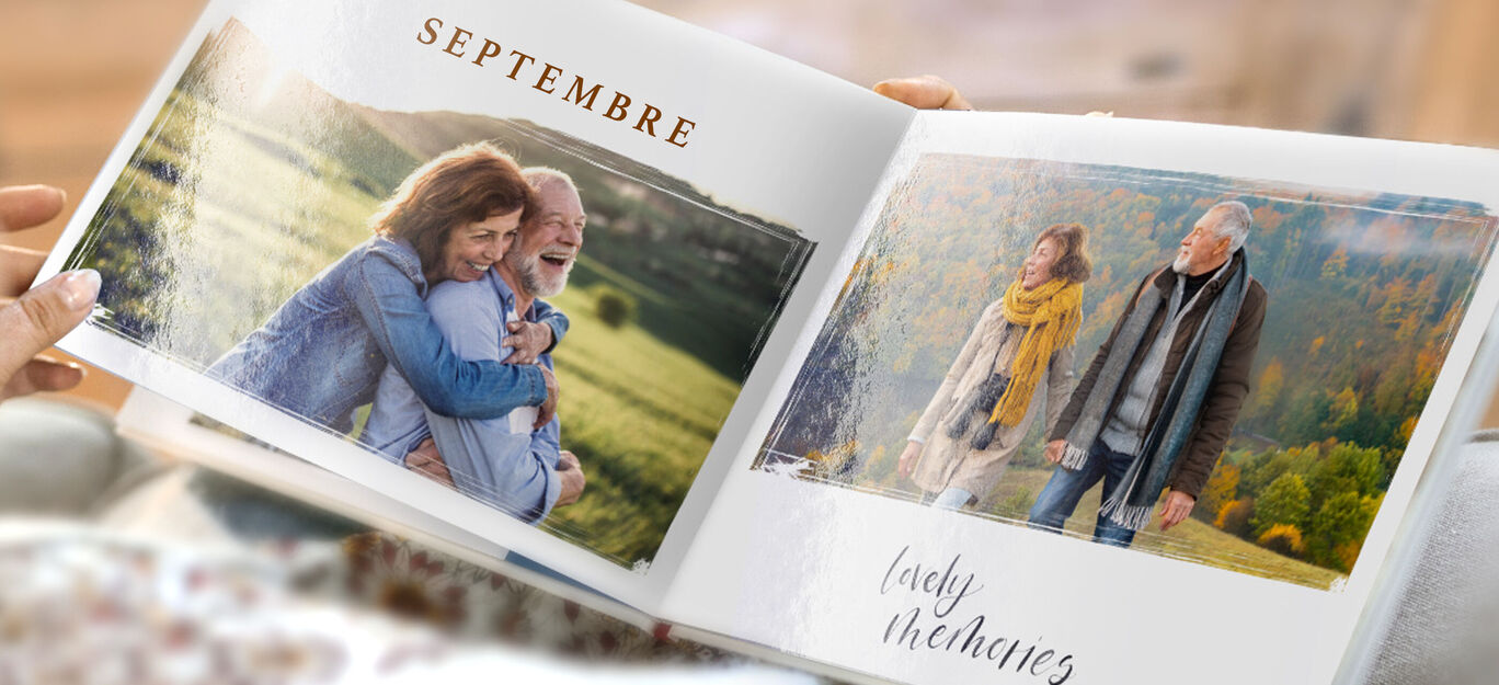 Un livre photo ouvert avec des souvenirs d'amour de personnes heureuses à l'extérieur. Les pages montrent de beaux moments de septembre.