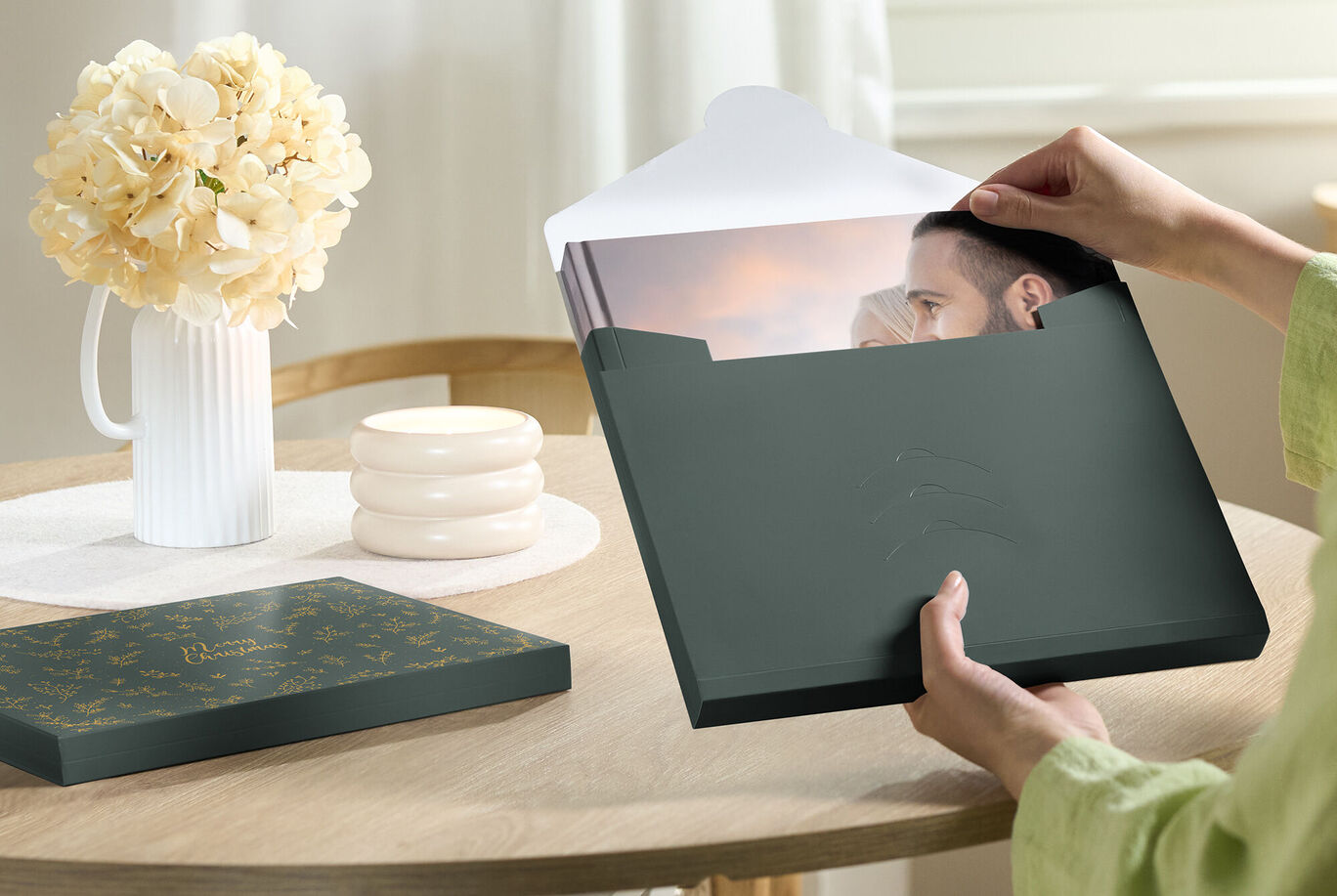 Une personne ouvre une boîte-cadeau sombre et stylée pour dévoiler des surprises