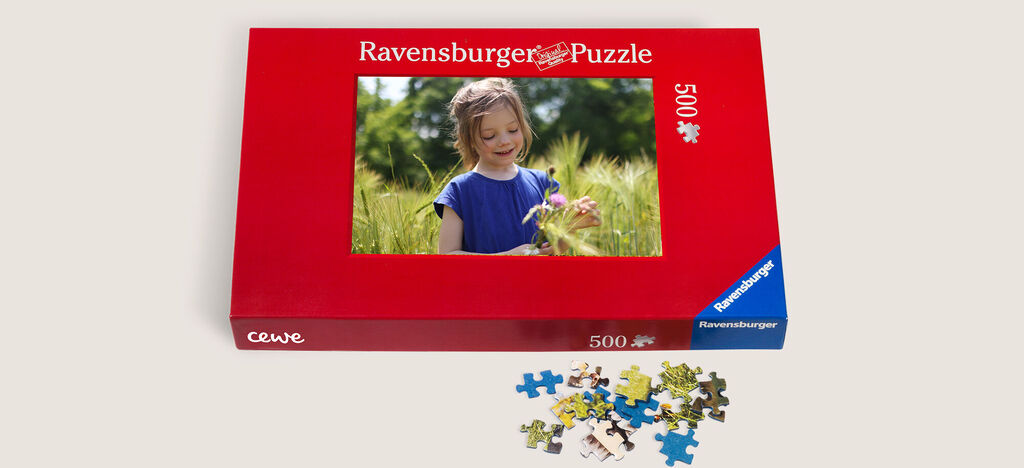 Puzzle Ravensburger dans une boîte rouge, montrant une partie de l'image d'une personne avec des fleurs.