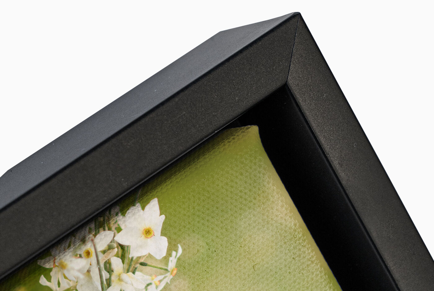 Vue d'angle d'un cadre noir avec un imprimé floral.