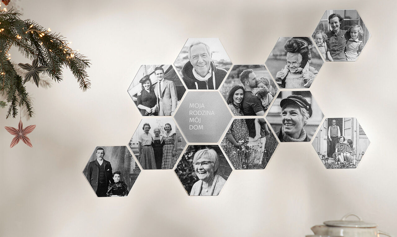 Collage mural de photos de famille en noir et blanc aux formes hexagonales