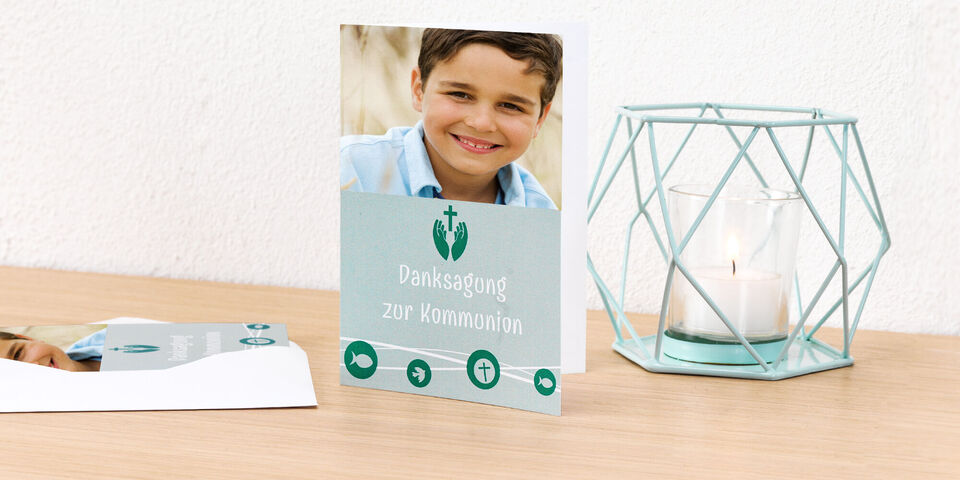 Carte de communion avec design élégant et bougie en arrière-plan