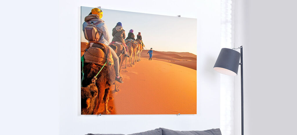 Un groupe de personnes monte à dos de chameau dans le désert.