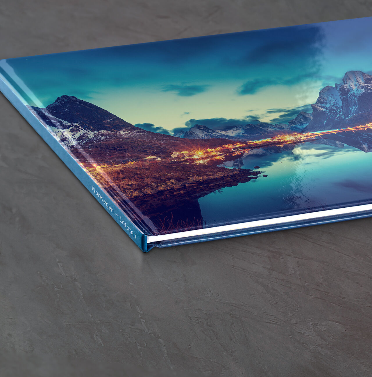CEWE FOTOBUCH avec une vue nocturne à couper le souffle sur la couverture.