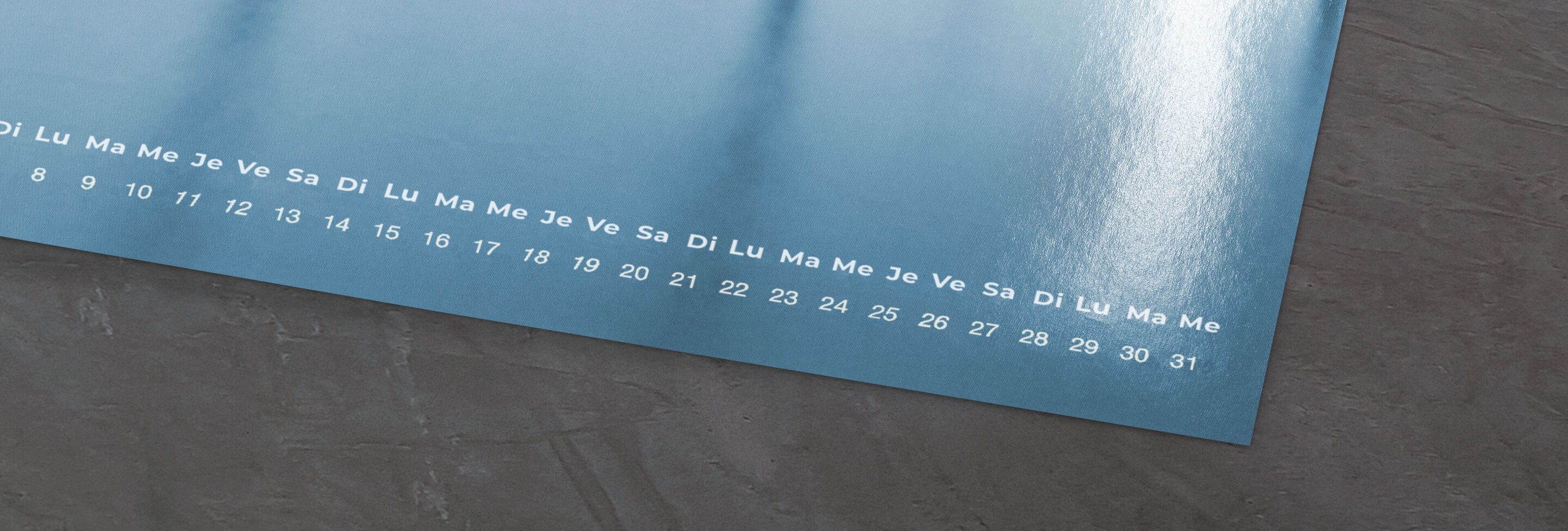 Un beau calendrier bleu avec des chiffres clairs de 1 à 31.