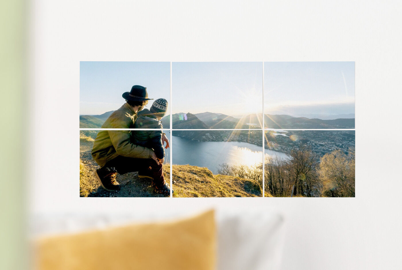 Deux personnes assises sur une montagne profitant de la vue sur un lac au coucher du soleil.