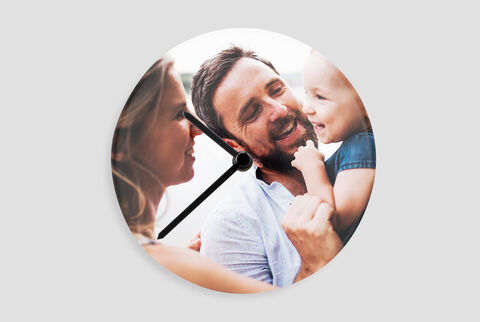 Une œuvre d'art murale créative avec un beau motif d'une famille réunie et passant du temps ensemble