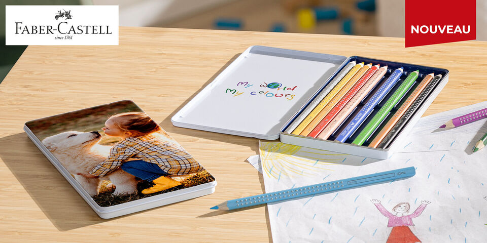 Un enfant embrasse un chien sur un carnet, avec des crayons et un dessin à côté.