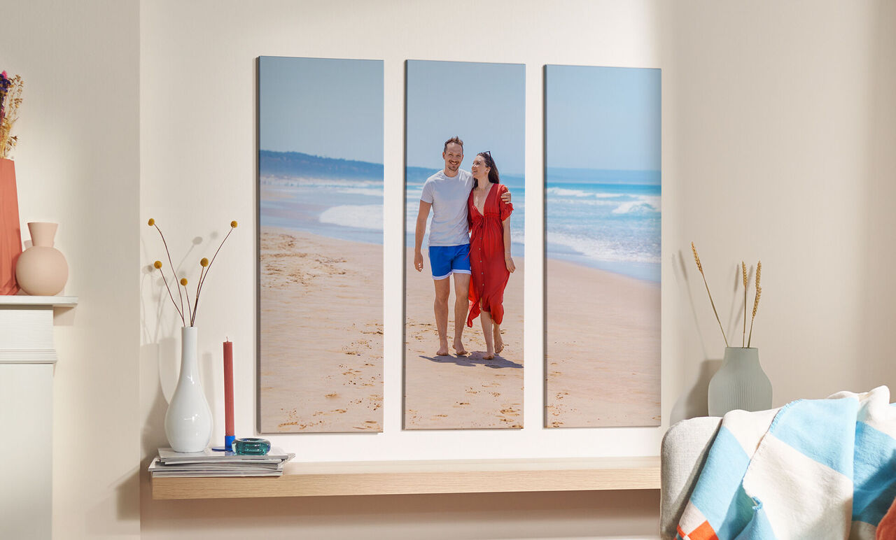 Couple se promenant sur la plage en robe rouge et T-shirt blanc.