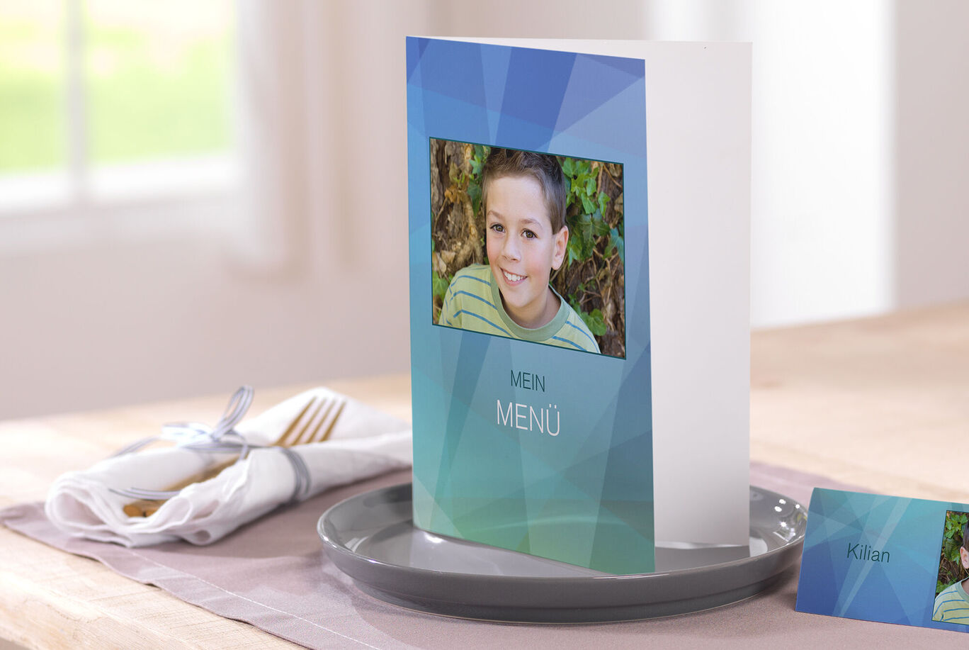 Carte de menu élégante en couleurs douces sur une table, entourée d'une fourchette, d'un couteau et d'une serviette.