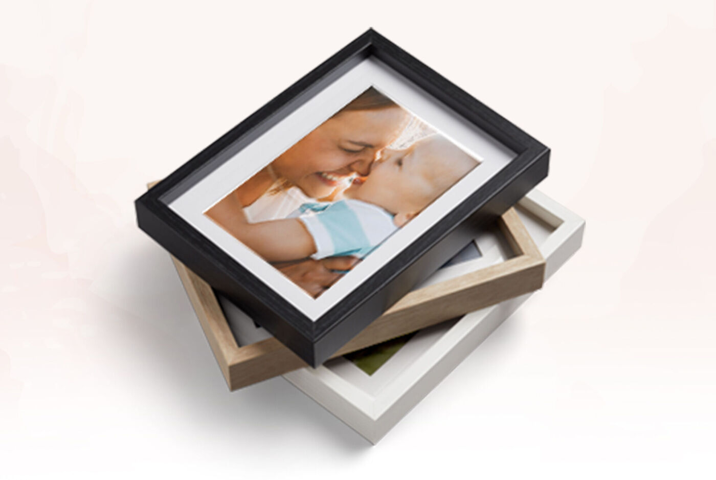 Cadres empilés avec une photo au centre