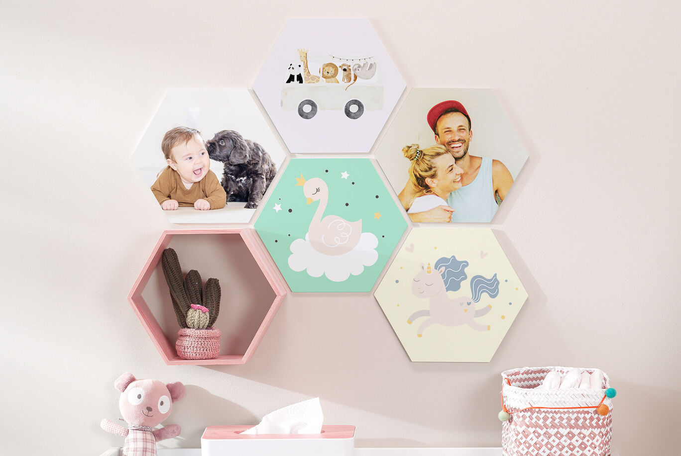 Mur coloré avec des images hexagonales d’animaux et d’une licorne, décoré dans une chambre d’enfant