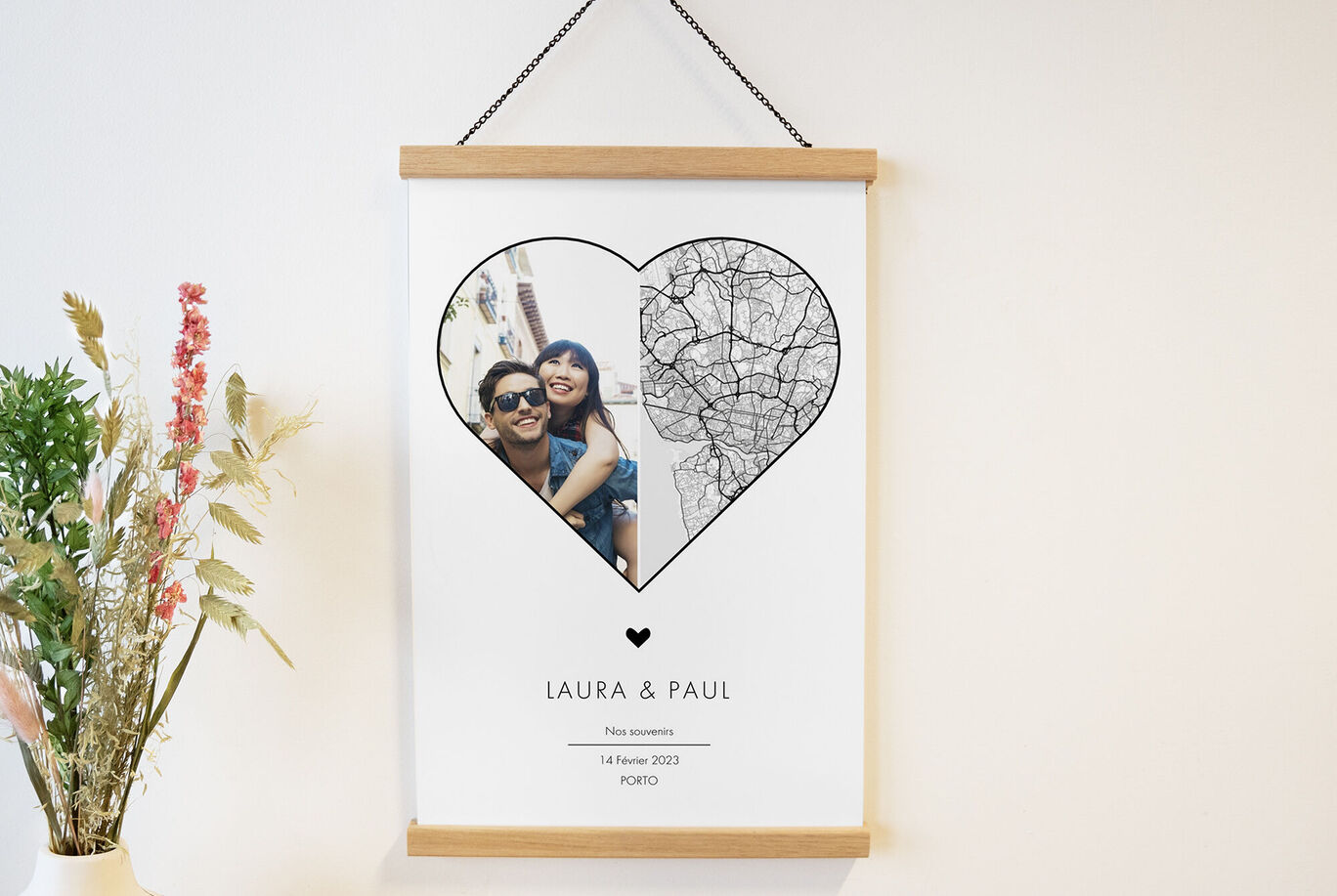 Jolie décoration murale en forme de cœur avec une photo de Laura et Paul, entourée d'écriture décorative