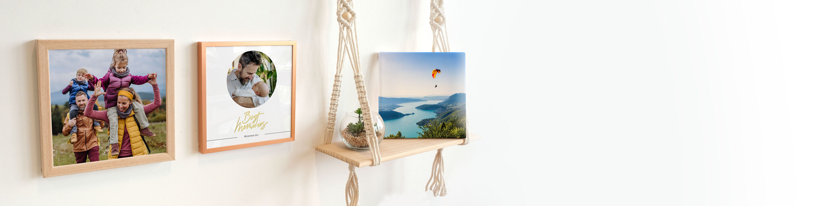 Trois images dans un espace moderne : une famille jouant, un jeune souriant, et un livre photo de paysage.