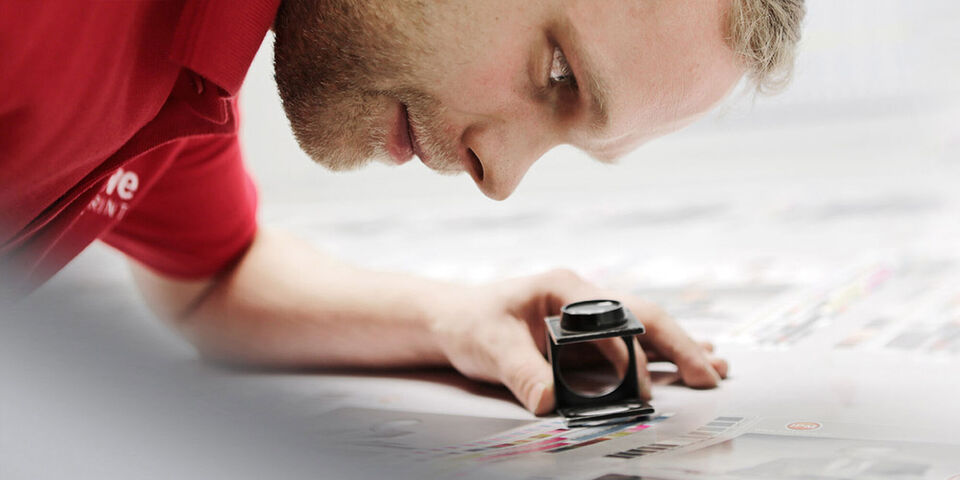 Un employé créatif inspire des idées en retouchant des images