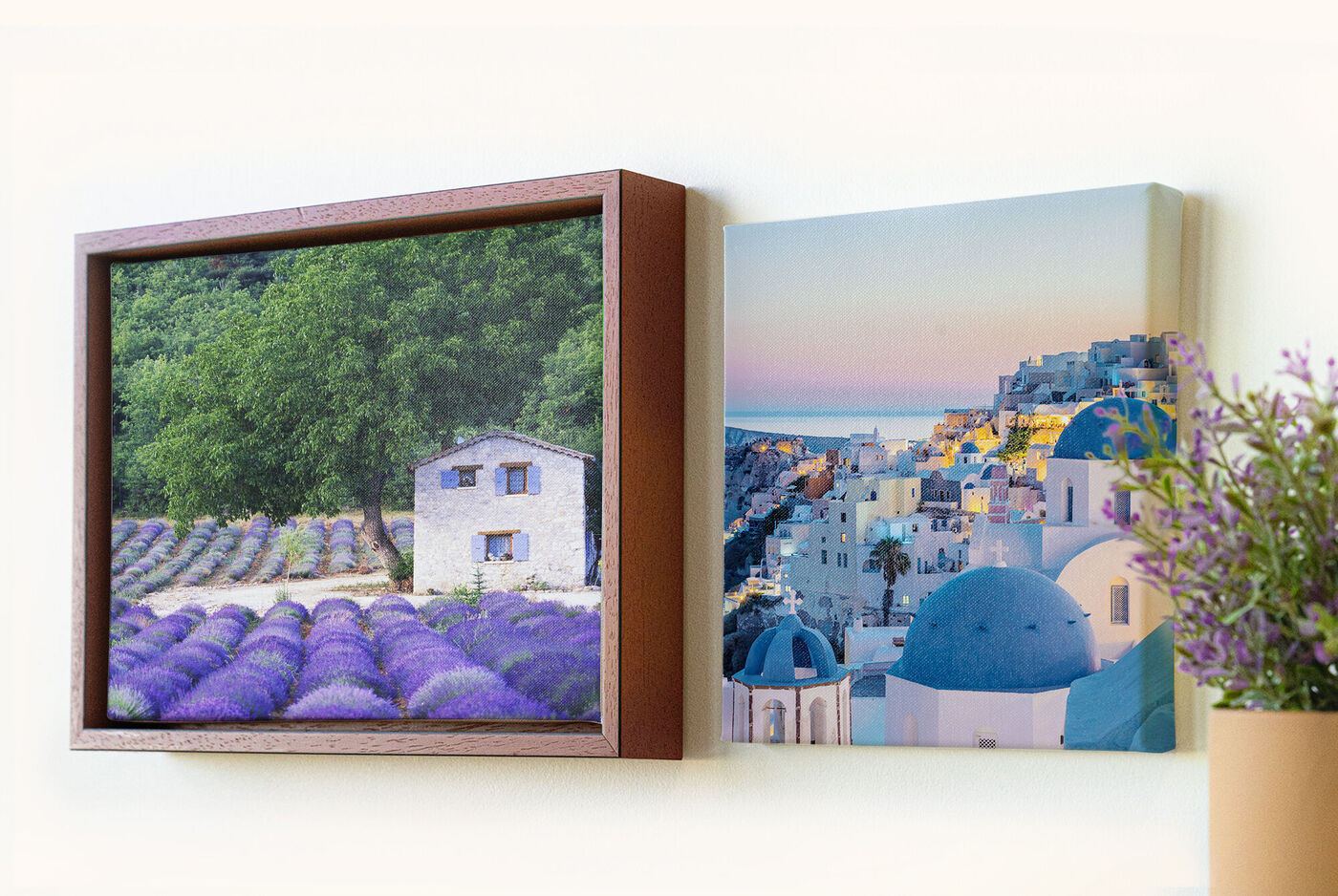 Deux images encadrées : paysage de lavande et bâtiments blancs et bleus au bord de la mer