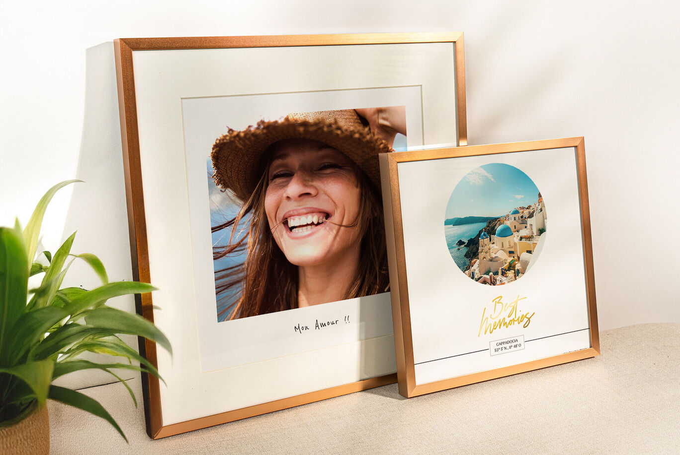 Deux belles images encadrées en bois, l'une montre une plage, l'autre a une écriture créative avec "The Memories".