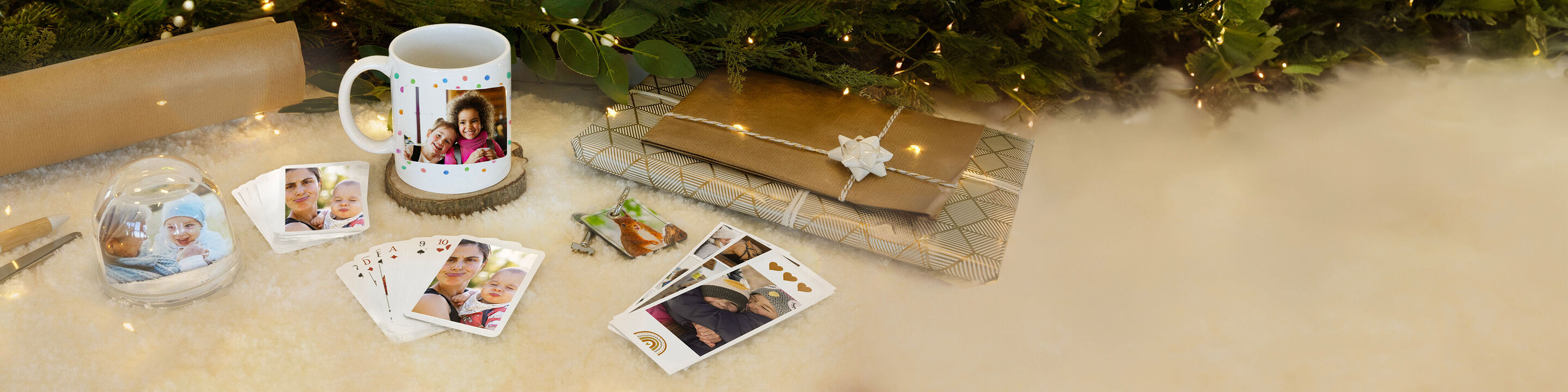 Idées de cadeaux pour des souvenirs personnels sur une table.
