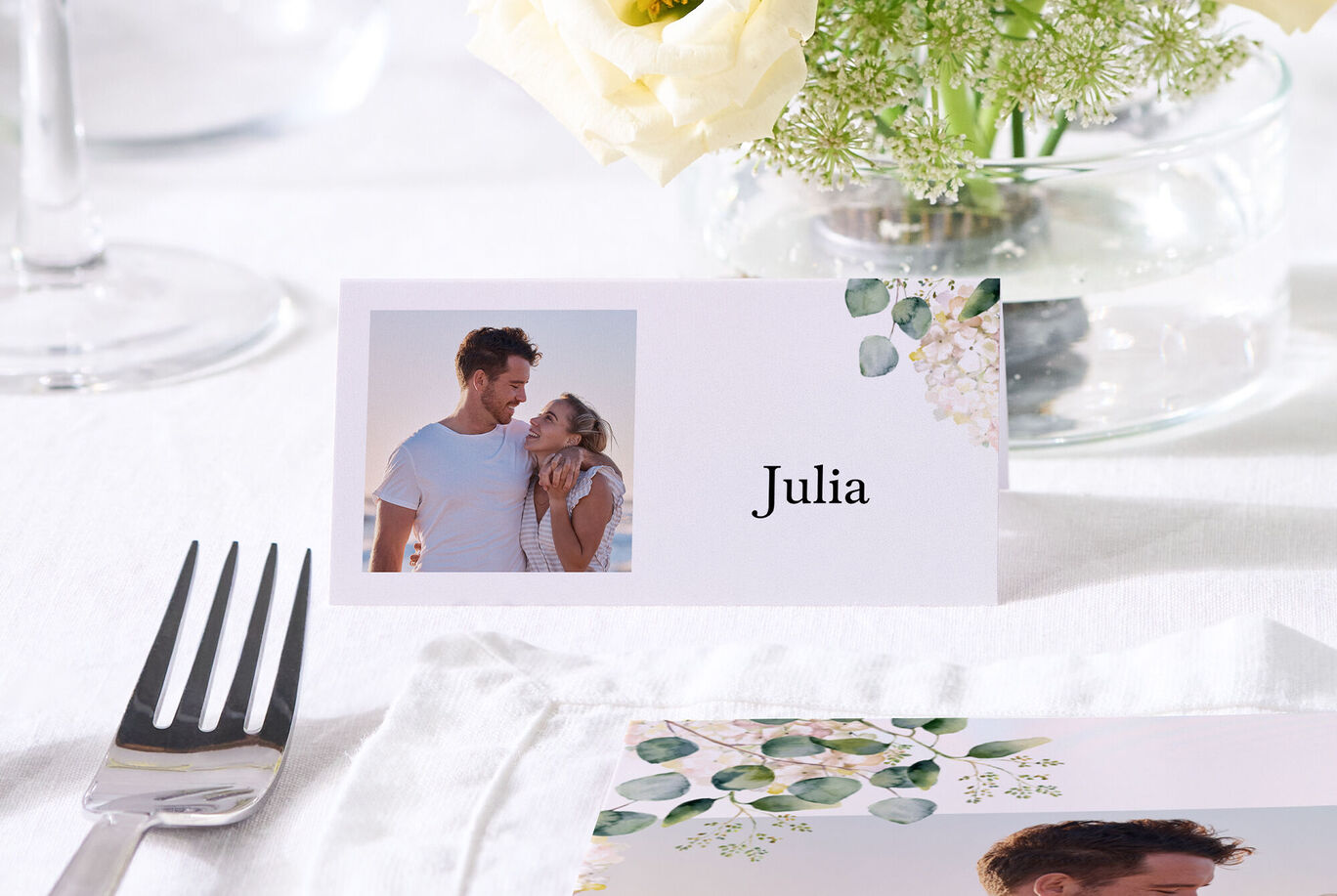 Carte de place avec le nom et la photo d'un couple.