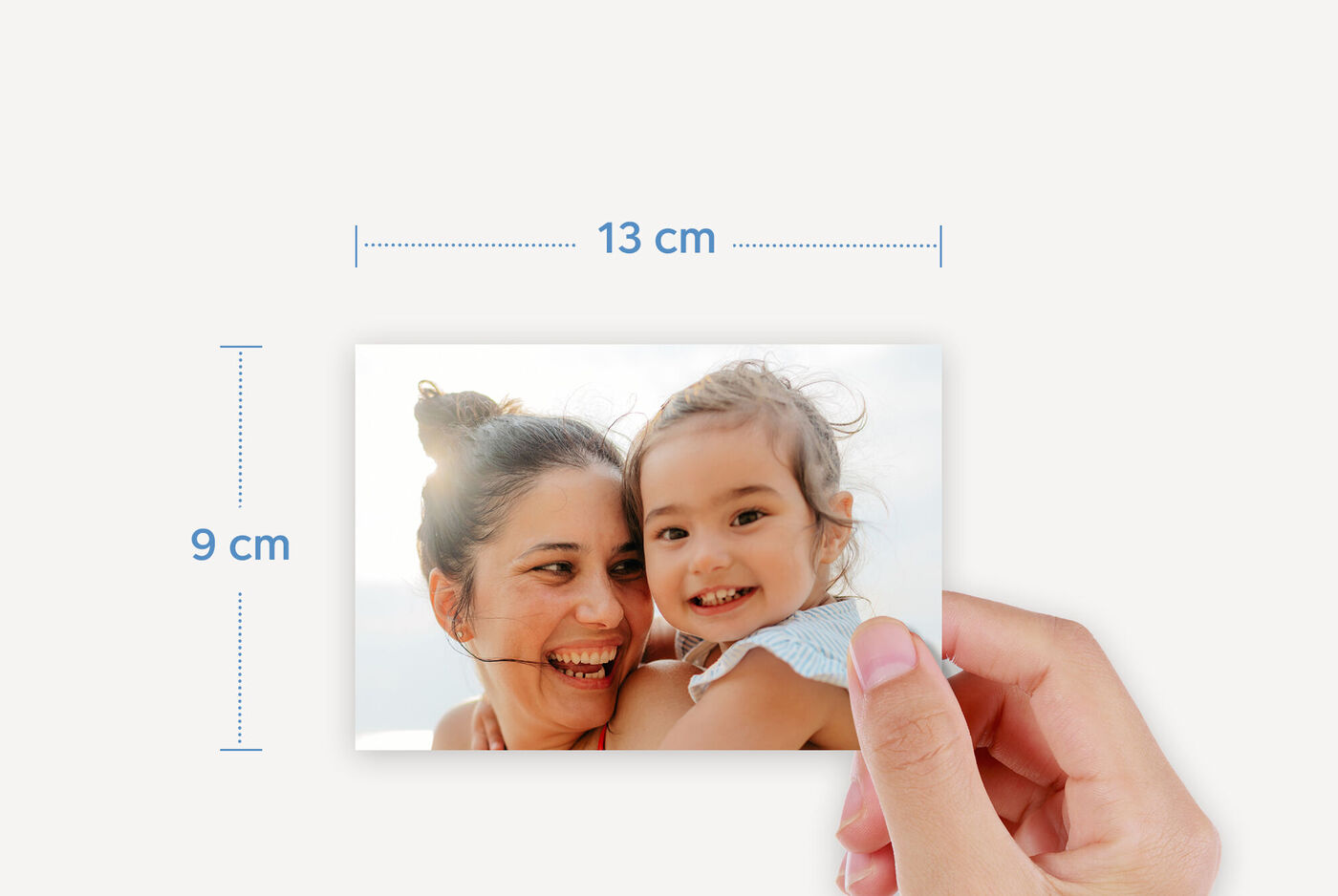 Deux personnes sourient sur une photo de plage et profitent de leur temps ensemble.