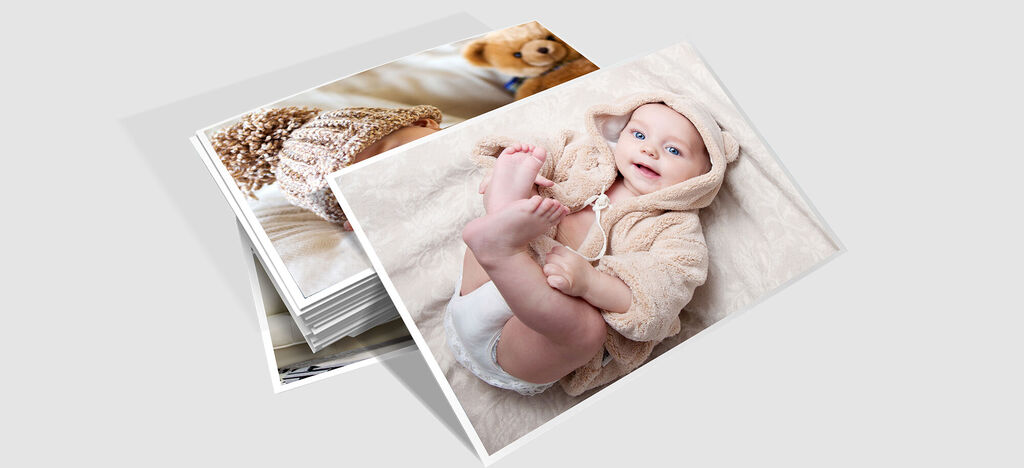 Bébé dans une tenue confortable avec un ours en peluche et des photos sur une table