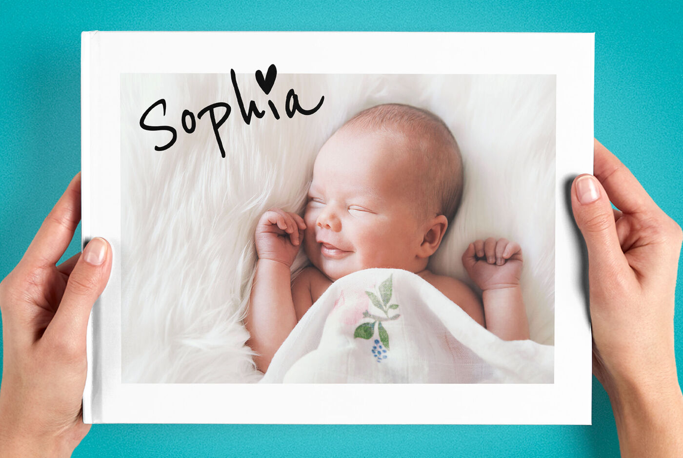 Un livre photo adorable sur une surface claire. 'Sophia' est écrit en lettres ludiques. Mains d'enfant tenant le livre.