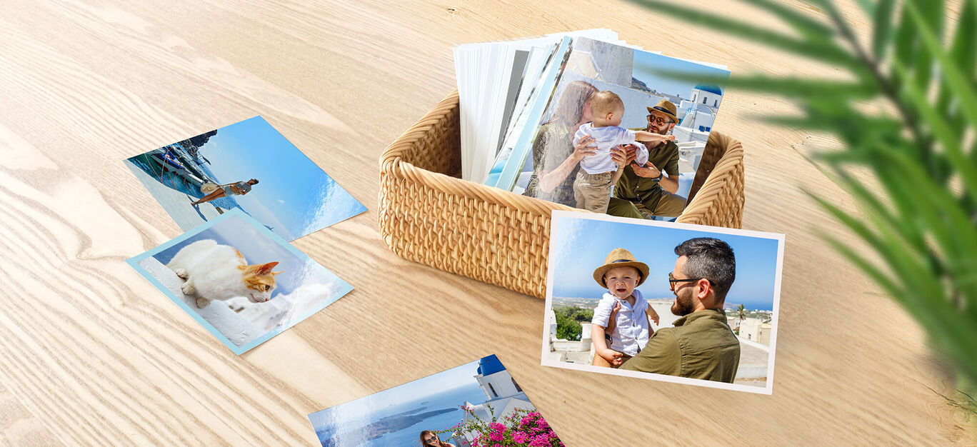 Un panier avec des photos, dont certaines prises de vue de amis et famille. Les images montrent d'agréables moments et souvenirs de vacances.