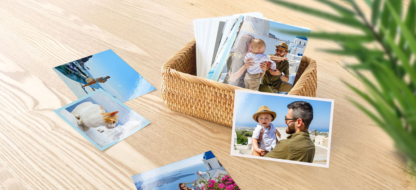 Un panier avec des photos, dont certaines prises de vue de amis et famille. Les images montrent d'agréables moments et souvenirs de vacances.