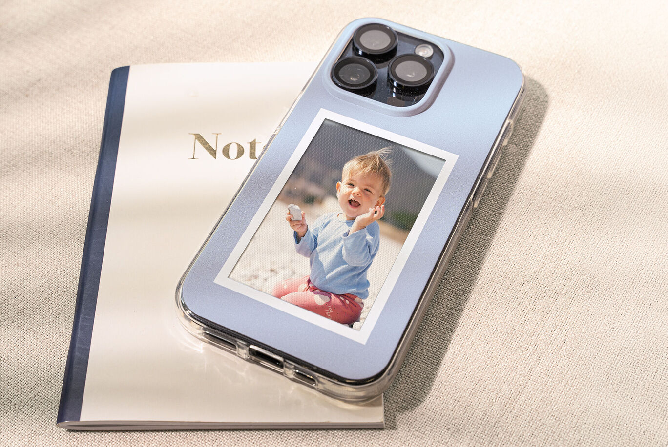 Smartphone avec coque personnalisée d'une photo d'un petit garçon joyeux