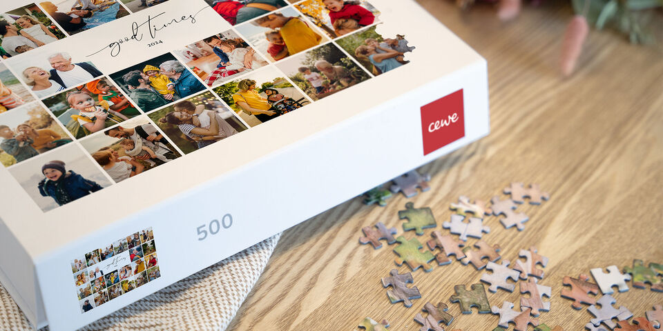 Un puzzle CEWE de 500 pièces sur une table, entouré de pièces de puzzle.