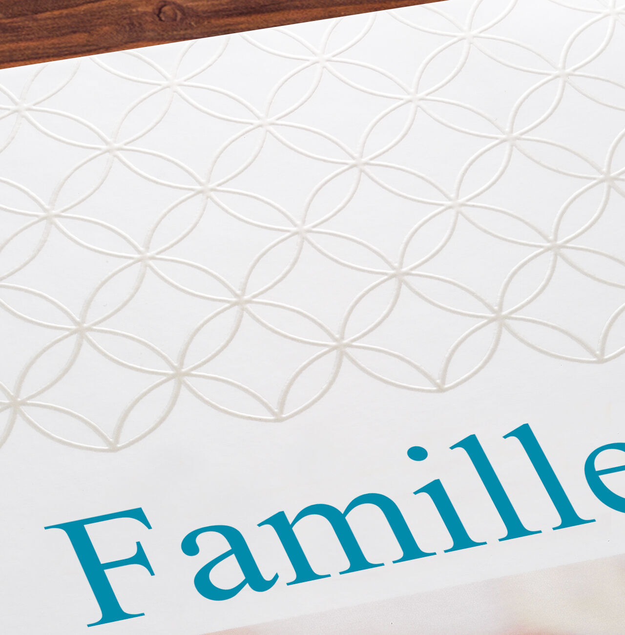 Un élégant blanc avec un motif de cercles. Le mot "Famille" en turquoise renvoie de la chaleur.