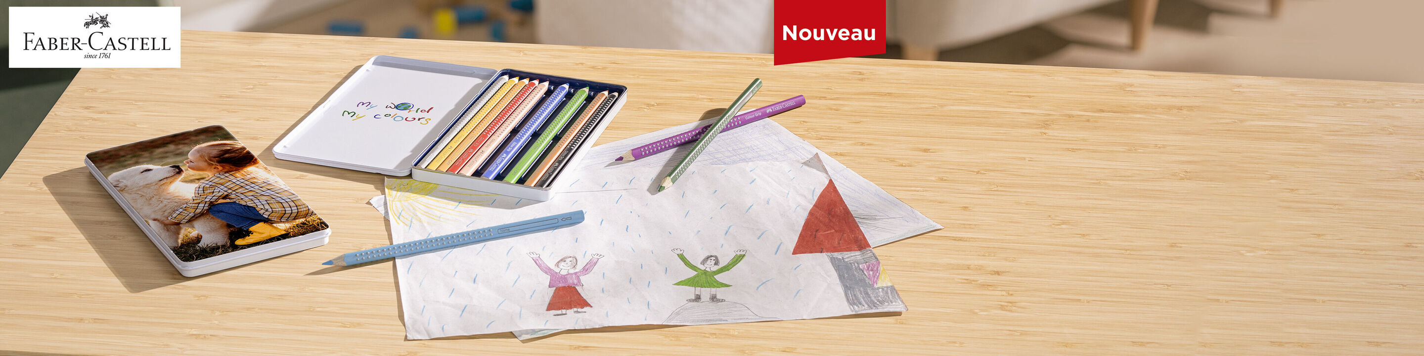 Crayons de couleur et dessins sur une table.