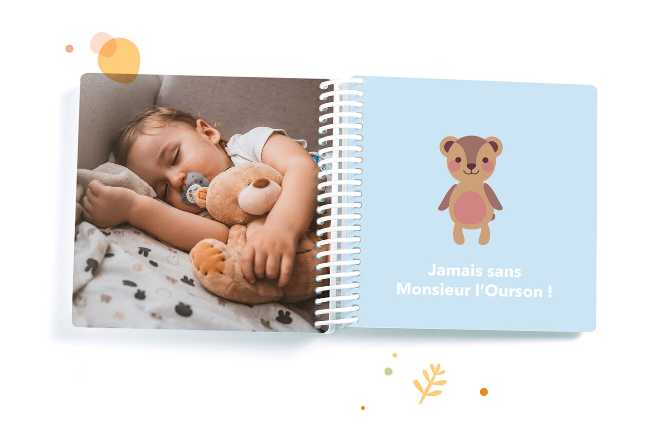 Un enfant souriant en tenant un ours en peluche. Un moment heureux.