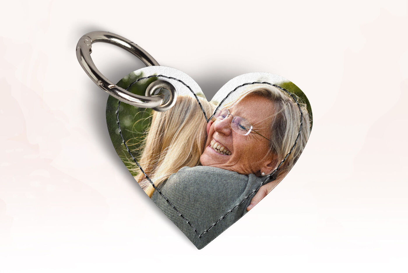 Pendentif cœur avec deux personnes s'enlaçant en arrière-plan