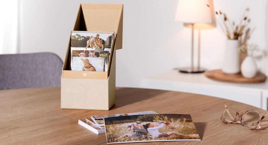 Un paquet photo créatif avec des souvenirs sur la table, soigneusement conçu.