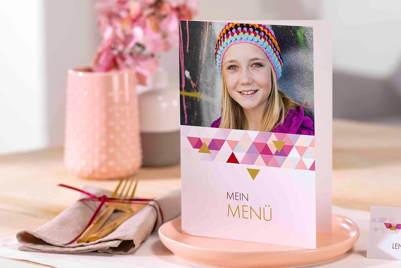 Menu élégant avec des formes géométriques colorées.