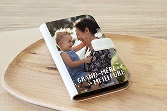 Une illustration affectueuse d'une grand-mère et de son petit-enfant sur une coque de téléphone, personnalisée avec un design photo.