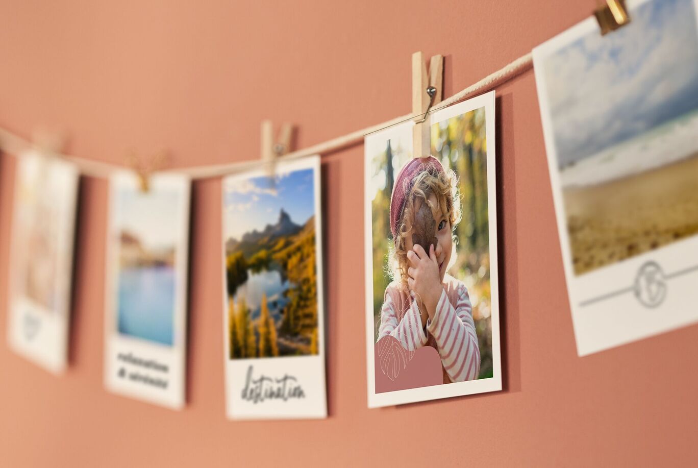 Des photos de souvenirs d'une belle vacance sont accrochées à une corde.