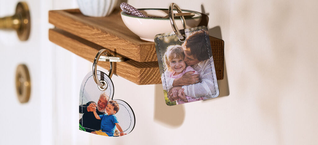 Deux porte-clés avec des photos montrent des souvenirs. Un porte-clé a une photo de famille, l'autre montre un câlin.