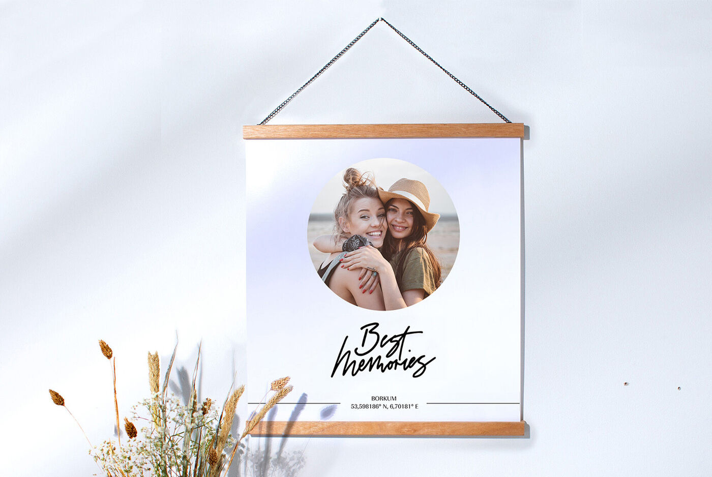 Deux personnes s'enlacent devant un beau fond, ce moment est capturé avec tendresse