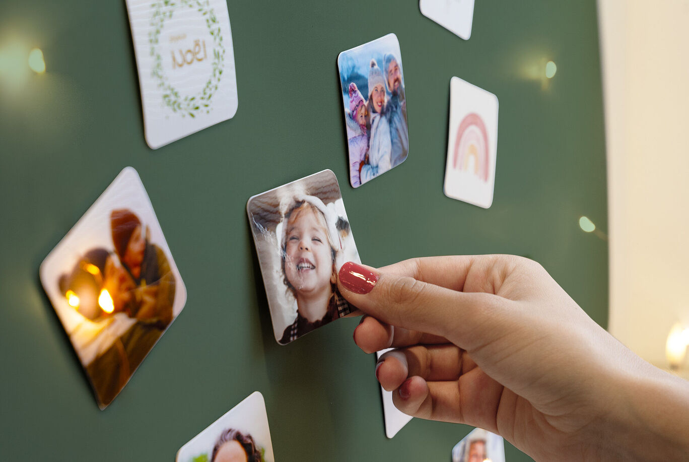 Empreinte de mains d'une photo sur un tableau avec de doux souvenirs
