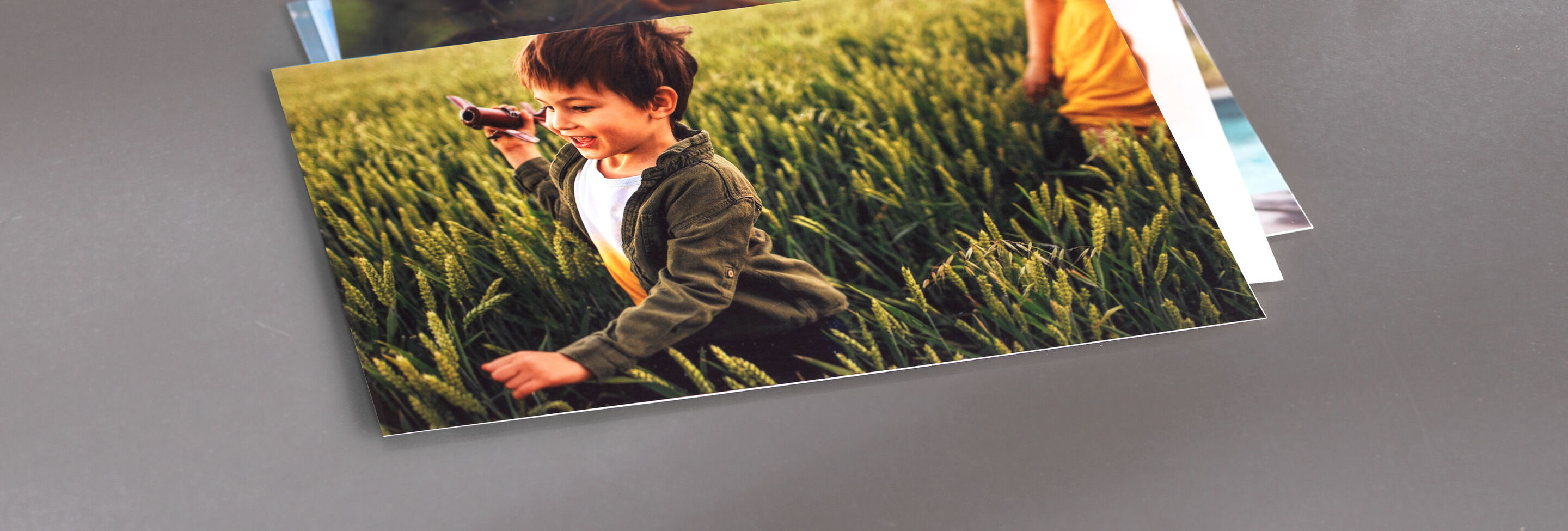 Un enfant avec un appareil photo court joyeusement à travers un champ de plantes vertes.