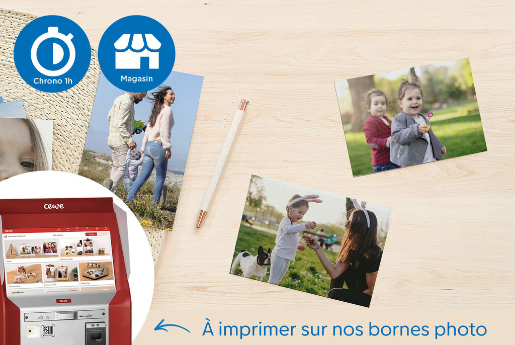 Photos de famille sur une table, avec une station photo CEWE en dessous.