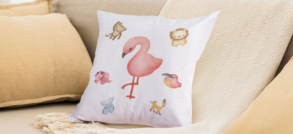 Coussin avec un flamant coloré et des motifs d'animaux mignons.