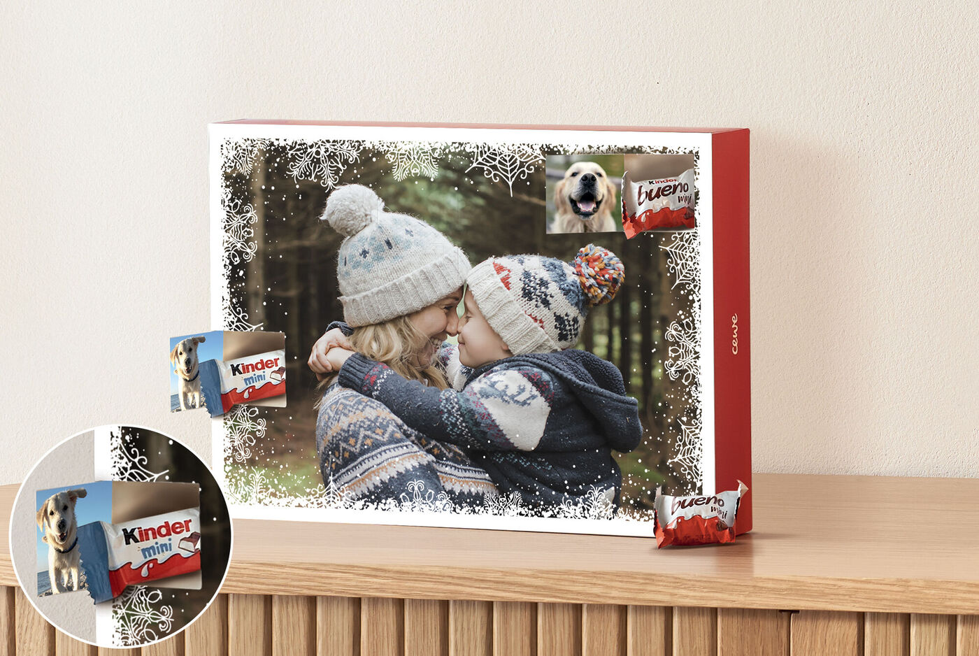 Photo d'une maman et son enfant sur un calendrier de l'Avent avec chocolats kinder®