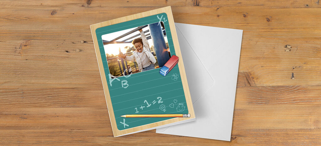 Une carte de vœux joliment conçue avec la photo d'un enfant joyeux sur un tableau vert. Des fournitures scolaires colorées sont présentées à côté.