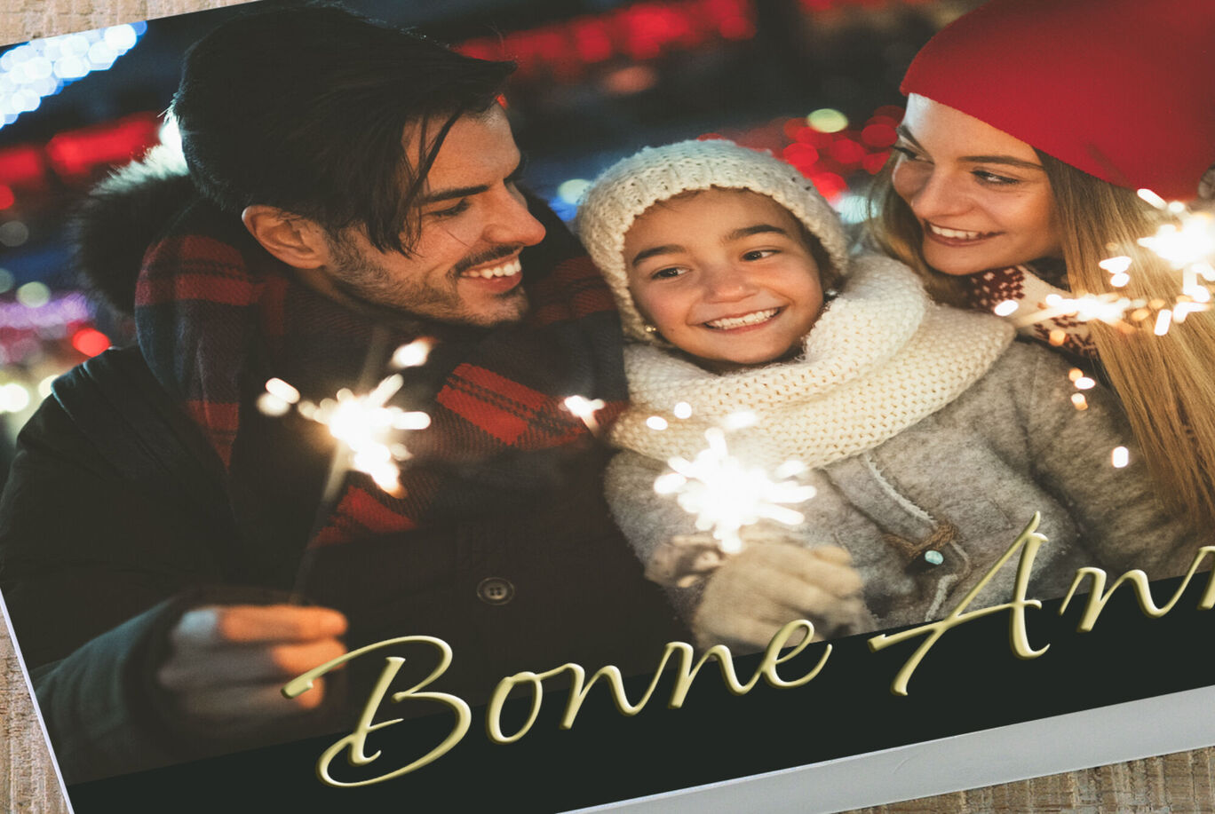 Trois personnes tenant des pétards étincelants devant un fond festif.